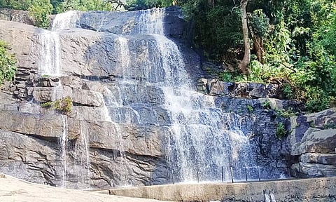 வறண்டு கிடந்த சின்ன சுருளி அருவியில் நீர்வரத்து ஏற்பட்டுள்ளது.