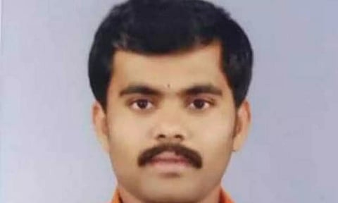 நாமக்கல் அருகே மோட்டார் சைக்கிள் மீது கார் மோதி கட்டிட மேஸ்திரி பலி