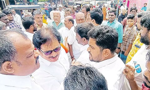 4 வருஷத்துக்கு அப்புறம் இப்பதான் வர்றீங்க... திருநாவுக்கரசர் எம்.பி.யை முற்றுகையிட்ட எஸ்.டி.பி.ஐ. கட்சியினர்