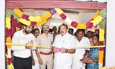 கடலூர் சொத்திக்குப்பம் கிராமத்தில் புதியதாக கட்டப்பட்டுள்ள ரேஷன் கடையை அமைச்சர் எம்.ஆர்.கே.பன்னீர் செல்வம் திறந்து வைத்தார். 