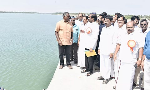 சட்டபேரவை உறுதிமொழிக் குழு உறுப்பினர்கள் வேல்முருகன் எம்.எல்.ஏ. தலைமையில் கடலூர் துறைமுகத்தில் ஆய்வு செய்தனர். அருகில் அய்யப்பன் எம்.எல்.ஏ., உள்ளார்.