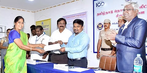 விருதுநகரில் நடந்த குறு, சிறு, நடுத்தர தொழில் கடன் விழாவில் பயனாளிக்கு கடனுதவி காசோலையை கலெக்டர் ஜெயசீலன் வழங்கினார். 