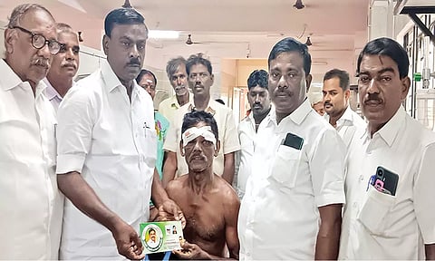 மருத்துவ உதவி தொகையை முன்னாள் எம்.பி. சவுந்திரராஜன் வழங்கிய காட்சி.