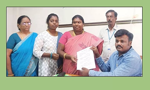 போட்டியின்றி சேர்மனாக தேர்வு செய்யப்பட்ட காளீஸ்வரி சமயவேலுவுக்கு தேர்தல் அதிகாரி சான்றிதழ் வழங்கினார்.