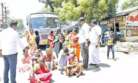 பொதுமக்கள் பஸ்சை மறித்து சாலை மறியலில் ஈடுபட்டனர்.