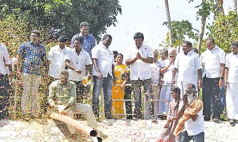 தஞ்சை அழகிகுளத்தில் தண்ணீர் நிரப்பும் பணியை மேயர் சண். ராமநாதன் தொடங்கி வைத்தார்.