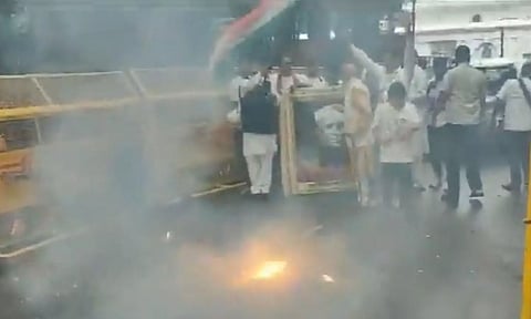 சந்திரயான் 3 வெற்றி - டெல்லியில் காங்கிரஸ் தொண்டர்கள் பட்டாசு வெடித்து கொண்டாட்டம்!