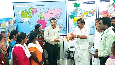 காமலாபுரம் ஊராட்சி ஒன்றிய தொடக்கப் பள்ளியில் காலை உணவு திட்டம் தொடர்பாக அமைச்சர் கே.என்.நேரு ஆய்வு செய்தார். அருகில் கலெக்டர் கார்மேகம், ராஜேந்திரன்
எம்.எல்.ஏ. உள்பட பலர் உள்ளனர்.