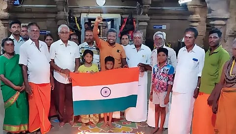 சந்திரயான் விண்கலம் நிலவில் கால் பதித்ததை முன்னிட்டு திருச்செங்கோட்டில் 108 நெய் தீபம் ஏற்றி வெற்றி விழா கொண்டாடப்பட்டது.