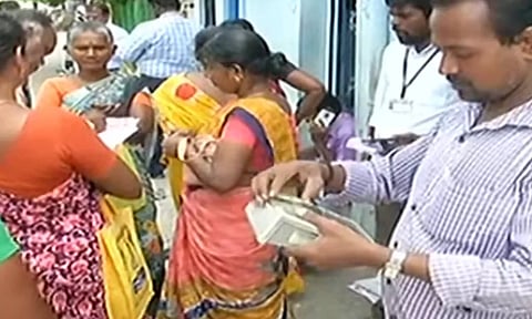 வீடு வீடாக விண்ணப்பங்களை சரிபார்க்கும் பணி தொடங்கியது- மின்சார யூனிட் விவரங்களை நேரில் பார்த்து கணக்கிடுகிறார்கள்