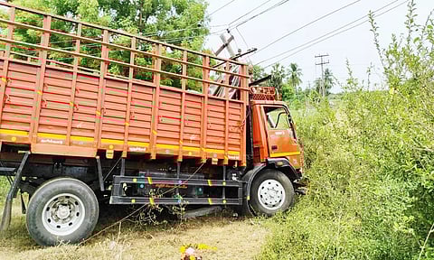 மின் கம்பத்தில் வேன் மோதி விபத்து