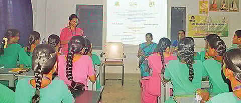 நிகழ்ச்சியில் கலந்து கொண்ட மாணவிகளை படத்தில் காணலாம்.