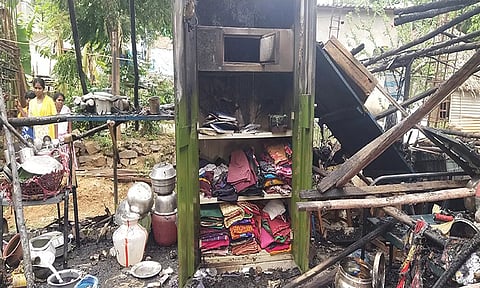 தீ விபத்தில் எரிந்து நாசமான வீடு மற்றும் பீரோவினை படத்தில் காணலாம்.