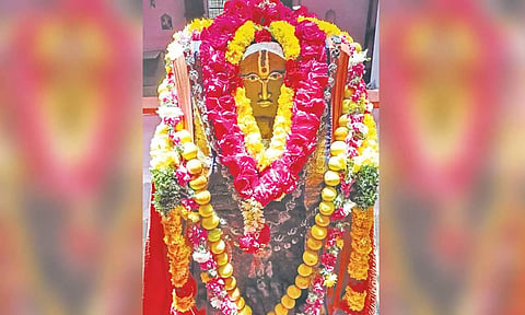  சிறப்பு அலங்காரத்தில் ராகவேந்திர சுவாமி. 