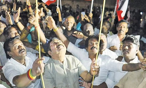 அ.ம.மு.க. பொதுச் செயலாளர் டி.டி.வி.தினகரன் கட்சி கொடியேற்றினார்.