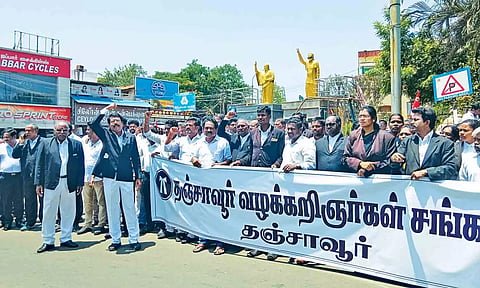 தஞ்சையில் பேரணியாக சென்று வக்கீல்கள் ஆர்ப்பாட்டத்தில் ஈடுபட்டனர்.