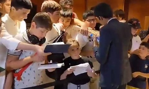 பிரக்ஞானந்தாவிடம் முண்டியடித்து ஆட்டோகிராப் வாங்கிய வெளிநாட்டினர்- வைரலாகும் வீடியோ