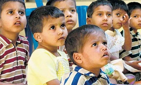 மாநில கல்வி கொள்கைப்படி குழந்தைகளை 5 வயதில்தான் பள்ளிகளில் சேர்க்க முடியும்