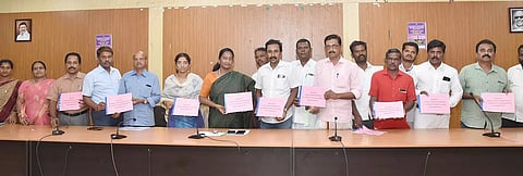 மக்கள் தொடர்பு முகாமில் கலெக்டர் சங்கீதா நலத்திட்ட உதவிகளை வழங்கினார்.