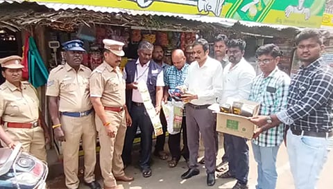 நாமக்கல் பஸ் நிலையத்தை யொட்டியுள்ள ஒரு கடையில் இருந்து தடைசெய்யப்பட்ட போதை பொருட்களை அதிகாரிகள் பறிமுதல் செய்த காட்சி.