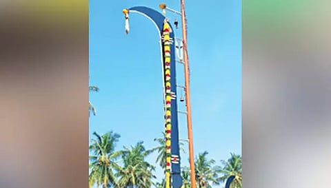 கருப்பண்ண சாமி கோவிலில் 18 அடி உயர அரிவாள் வைத்து சிறப்பு பூஜை