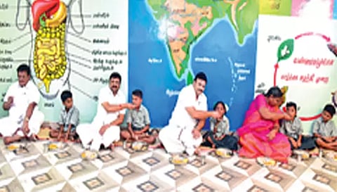 ராசிபுரம் ஊராட்சி ஒன்றியம் முத்துக்காளிப்பட்டி ஊராட்சி ஒன்றிய நடுநிலைப்பள்ளியில் நடைபெற்ற காலை உணவு திட்டம் தொடக்க நிகழ்ச்சியில் வனத்துறை அமைச்சர்
டாக்டர்.மதிவேந்தன் மாணவ-மாணவிகளுடன் காலை உணவு சாப்பிட்டார். அருகில்
கே.ஆர்.என்.ராஜேஷ்குமார் எம்.பி., கலெக்டர் டாக்டர். உமா உள்பட பலர் உள்ளனர்.