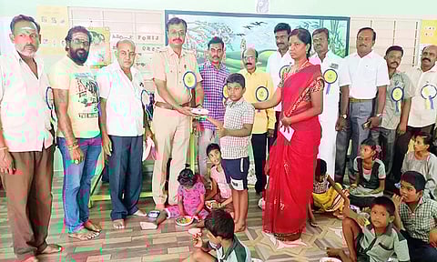 வித்யா பிரகாசம் மனவளர்ச்சி குன்றியோருக்கான சிறப்பு பள்ளியில் பயிலும் மாணவ- மாணவிகளுக்கு இனிப்பு வழங்கப்பட்டபோது எடுத்தபடம்.