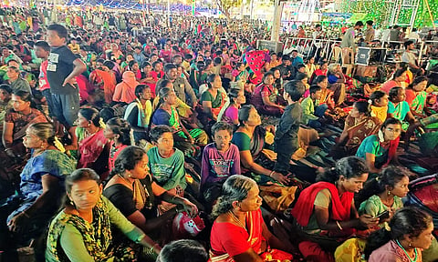 கொடைவிழாவிற்கு வந்த பக்தர்கள் கூட்டத்தின் ஒரு பகுதி.