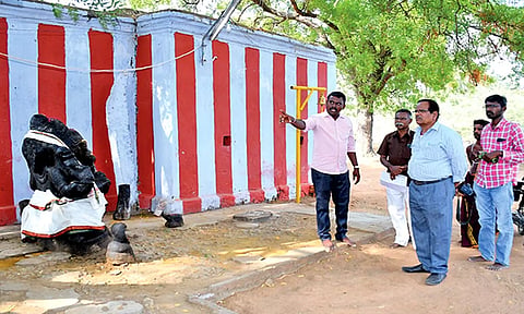 முத்தாலங்குறிச்சி கோவிலில் இந்து சமய அறநிலையத்துறை தொல்லியல் ஆலோசகர் மணி நேரில் ஆய்வு மேற்கொண்டபோது எடுத்தபடம்.