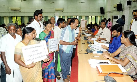 பாதிக்கப்பட்ட விவசாயிகள் கோரிக்கை அட்டைகளுடன் கலெக்டரிடம் மனு