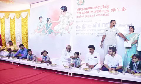 முதல் - அமைச்சரின் காலை உணவு திட்டத்தை அமைச்சர் எ.வ.வேலு இன்று காலை தொடங்கி வைத்து மாணவர்களுக்கு உணவு ஊட்டிவிட்ட காட்சி.