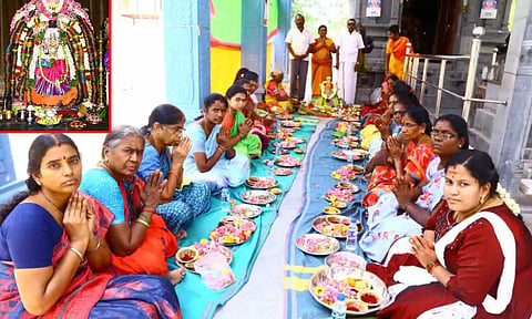 திருப்பூர் வாலிபாளையம் ஸ்ரீ மாகாளியம்மன் கோவிலில் சிறப்பு வரலட்சுமி பூஜை நடைபெற்றது.அதில் பங்கேற்ற பெண்களை படத்தில் காணலாம்.