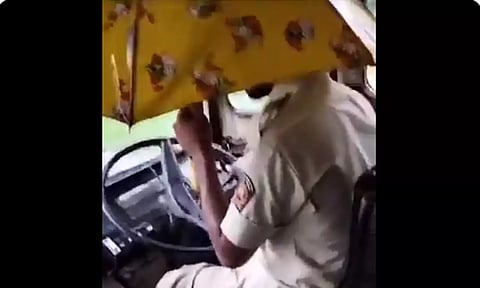 மகாராஷ்டிராவில் அவலம் - மழை தண்ணீர் ஒழுகியதால் குடை பிடித்தபடி அரசு பஸ்சை ஓட்டும் டிரைவர்