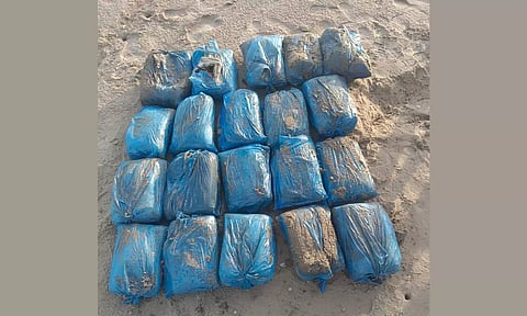கரை ஒதுங்கிய 40 கிலோ கஞ்சா பொட்டலங்கள்- சுங்கத்துறையினர் கைப்பற்றி விசாரணை