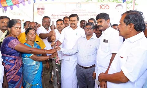 நடுப்பட்டி ஊராட்சி, பல்லகவுண்டன்பாளையத்தில் சாலைப்பணியை அமைச்சர் மு.பெ.சாமிநாதன் தொடங்கி வைத்த காட்சி. 