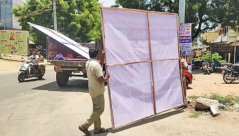 பேரூராட்சி பகுதிகளில் வைக்கப்பட்டிருந்த பிளக்ஸ் பேனர்களை பேரூராட்சி பணியாளர்கள் அகற்றிய போது எடுத்த படம்.