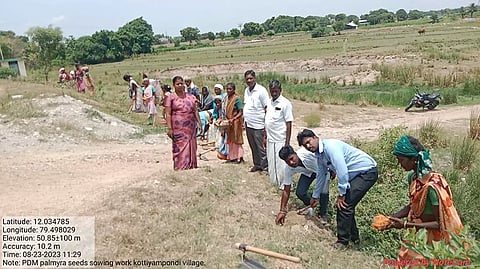 விக்கிரவாண்டி அருகே கொட்டியாம்பூண்டி ஏரியில் 100 பனை விதைகள் நடும் பணி நடைபெற்றது.