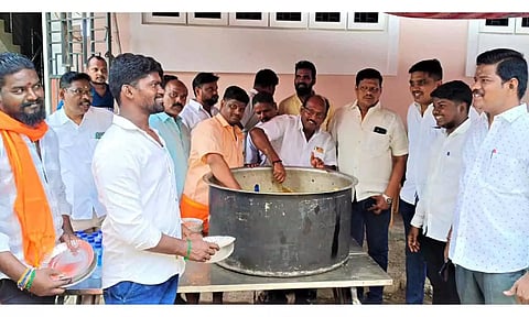 உருளையன்பேட்டை தொகுதி தி.மு.க. சார்பில் வேளாங்கண்ணி பாதயாத்திரை பக்தர்களுக்கு தலைமை பொதுக்குழு உறுப்பினர் கோபால் அன்னதானம் வழங்கிய காட்சி.