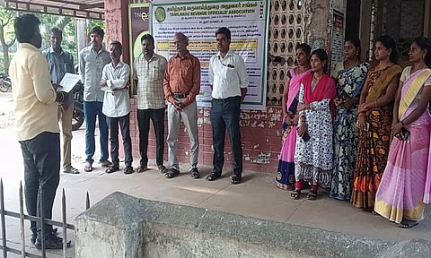 தமிழ்நாடு வருவாய்த்துறை அலுவலர் சங்கம் கண்டன ஆர்ப்பாட்டம் நடைபெற்றது.