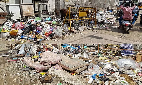 குப்பைபேட்டையாக மாறும் கொருக்குப்பேட்டை: குப்பை தொட்டிகளை அகற்றியதால் சாலை ஓரங்களில் கொட்டுகிறார்கள்