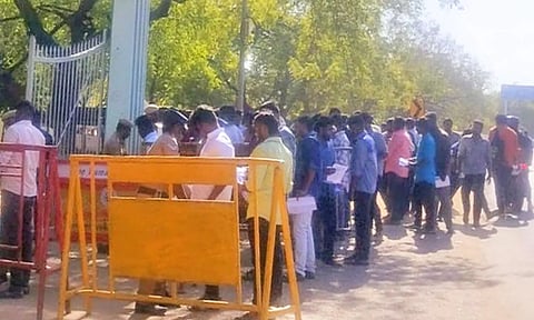 பாளையில் உள்ள ஒரு மையத்தில் தேர்வு எழுத சென்றவர்களை படத்தில் காணலாம்.