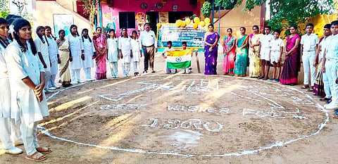 பாபா மெட்ரிக் பள்ளியில் சந்திரயான் கொண்டாட்டம்