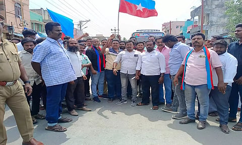 சாலை மறியலில் ஈடுபட்ட விடுதலை சிறுத்தைகள் கட்சியினரை படத்தில் காணலாம்.