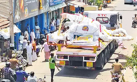 நடராஜர் சிலை சுவாமிமலையில் இருந்து டெல்லிக்கு லாரியில் அனுப்பி வைக்கப்பட்டது.