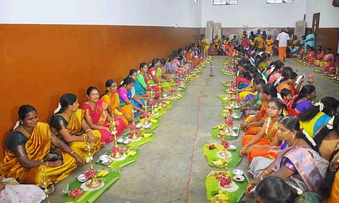 குத்து விளக்கு பூஜையில் பங்கேற்ற பெண்களை படத்தில் காணலாம்.