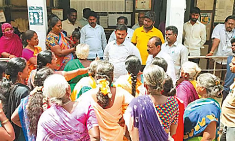 சீரான குடிநீர் வழங்க கோரி நகராட்சி அலுவலகத்தை பொதுமக்கள் முற்றுகை