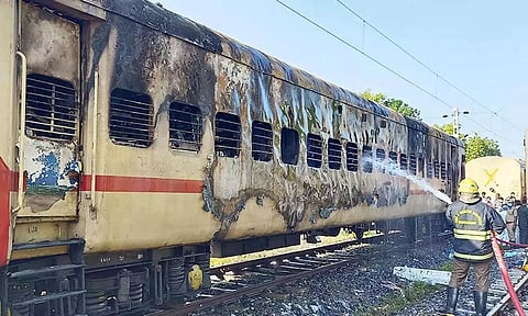 மதுரை ரெயில் தீ விபத்து குறித்து பொதுமக்கள் தகவல் தெரிவிக்கலாம்- தெற்கு ரெயில்வே அறிவிப்பு