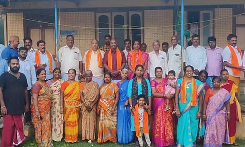 பாஜக மீஞ்சூர் தெற்கு ஒன்றியம் சார்பில் கட்சிக் கொடியேற்றி நிர்வாகிகள் சந்திப்பு