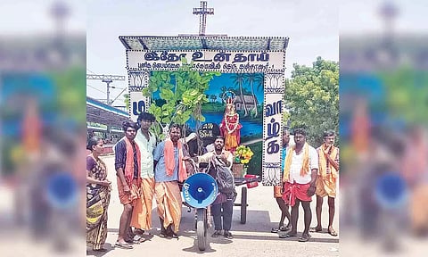 பாதயாத்திரையாக சப்பரத்துடன் சென்ற பக்தர்கள்.