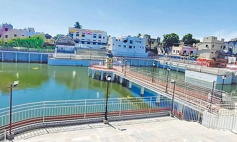 தஞ்சாவூர் மேல வீதியிலுள்ள அய்யன் குளம்.